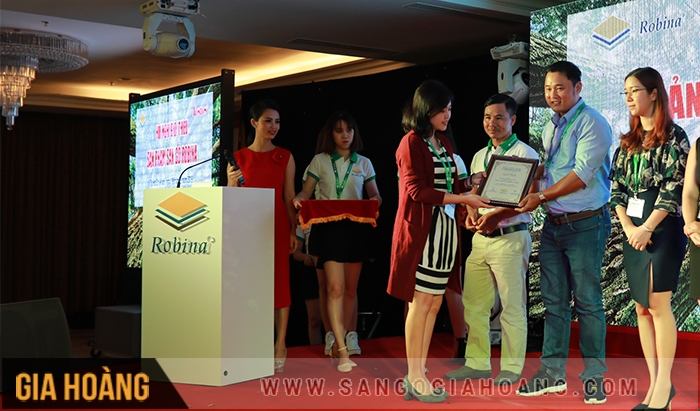 Đại diện nhà máy sàn gỗ công nghiệp Robina trao chứng chỉ cho ông Hoàng Ngọc Hòa ( Gia Hoàng.,Ltd)