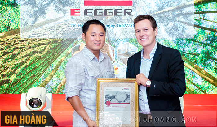 Đại diện nhà máy Egger Germany hợp tác cùng giám đốc Hoàng Ngọc Hòa ( Gia Hoàng.,Ltd)