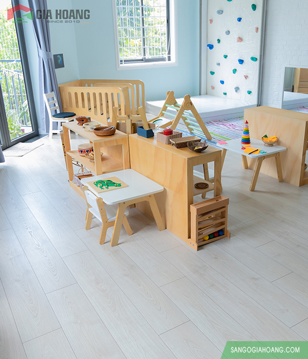 Nhà lắp sàn gỗ đẹp - Sàn gỗ màu Sồi trắng cho trường mầm non quốc tế